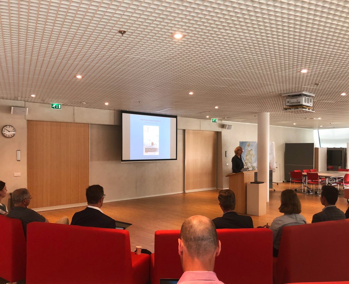 Voor het perspectief water hebben we vandaag de eerste workshop watervraag en -aanbod. We starten met een lezing van Inge Bobbink (TUdelft) over ons waterboezemsysteem.