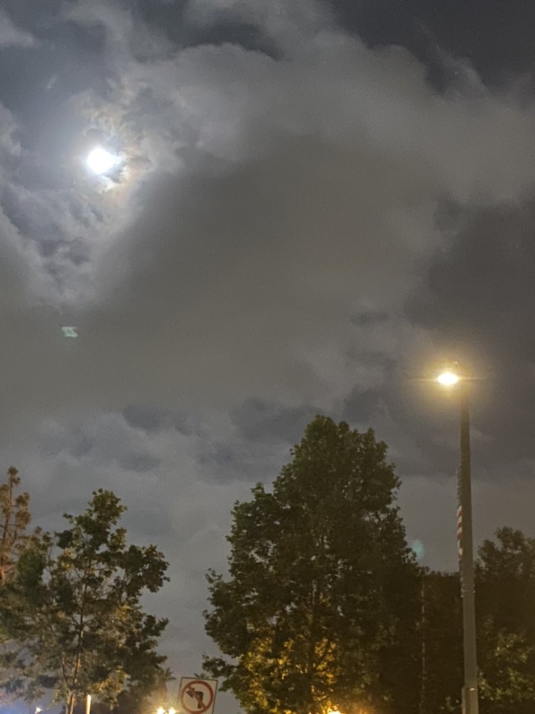 HeliPandya_SR's tweet photo. Ek chakor sa noor hai tere chehre mein,
Ki andheron mein bhi tum roshni felate ho tum ,
Inhi baadalon ke peche kahi ghum ho gaye ho tum,
Ke chand mein har pal tumhara he chehra nazar aata hai,
Composed by your own -Heli Pandya ♥️💔
2Years Of Injustice To Sushant https://t.co/zrFLtkdH7y