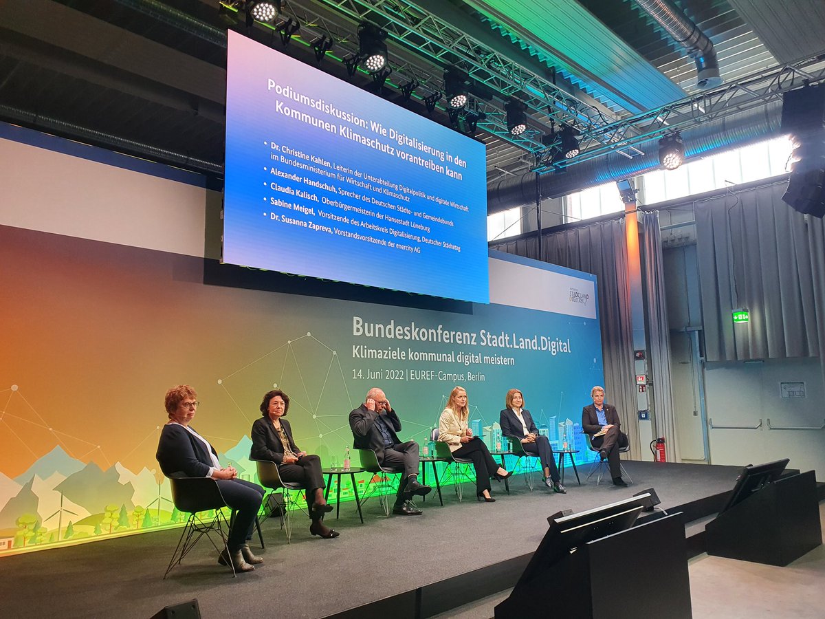 jsbritta's tweet photo. Podiumsdiskussion: Wie Digitalisierung in den Kommunen Klimaschutz vorantreiben kann! @AlexanderHand @IC_DStGB, Dr. Christine Kahlen @BMWK, Claudia Kalisch Stadt Lüneburg, Sabine Meißel @staedtetag, Dr. Susanna Zapreva @enercity https://t.co/uyrvwoiIqN