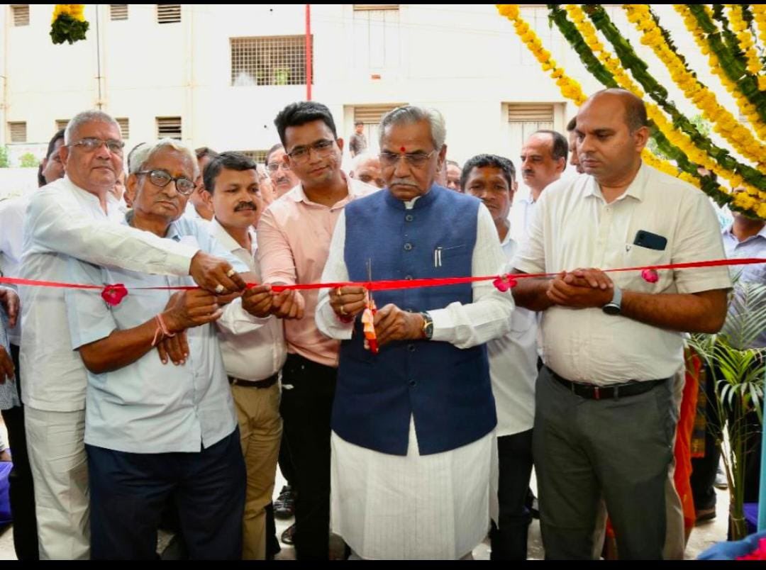 savygreentech's tweet photo. Inaguration of Savë Garbage Truck #Electruck and various CSR initiatives by Honorable Minister in Gujarat

E-Tippers has proven to be one of the most effective medium in helping waste collection in congested localities, rural areas, townships, etc. 

#emobility #greendrive #savee https://t.co/0S4Ww3Z340