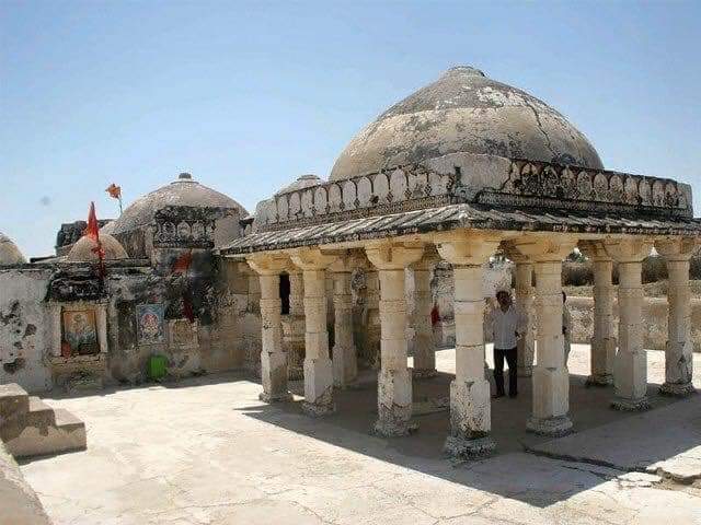 kbsaeedani's tweet photo. The original #GoriTemple in #Tharparkar, district of Pakistan still stands, but is empty. It is in village of Gori between Islamkot and #Nagarparkar. 
. It was built in 1375-1376 CE. The temple was exclusively allocated to the 23rd Jain Tirthankar Lord Parshwanath. https://t.co/zcL23DbTkQ