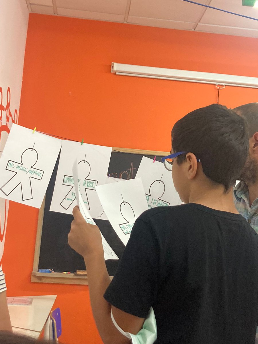 UNICEFAndalucia's tweet photo. Niños y niñas del grupo de participación de Aldeas Infantiles SOS de Granada, participan en el diseño del Plan de Infancia de la ciudad a través del "tendedero de las ideas" para hacer propuestas de mejora para su ciudad.
#CiudadesAmigas
#ParticpaciónInfantil https://t.co/Fn1kuUZ0ja