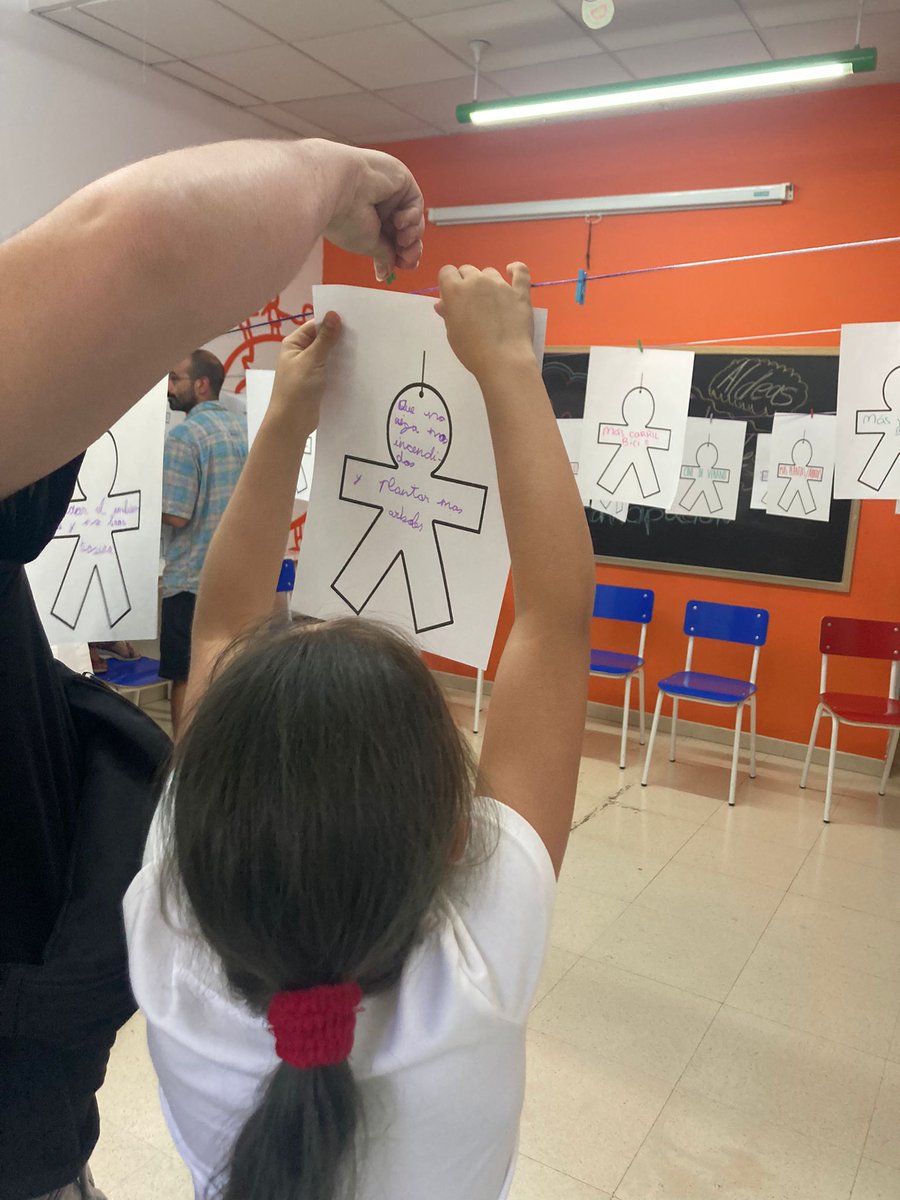 UNICEFAndalucia's tweet photo. Niños y niñas del grupo de participación de Aldeas Infantiles SOS de Granada, participan en el diseño del Plan de Infancia de la ciudad a través del "tendedero de las ideas" para hacer propuestas de mejora para su ciudad.
#CiudadesAmigas
#ParticpaciónInfantil https://t.co/Fn1kuUZ0ja
