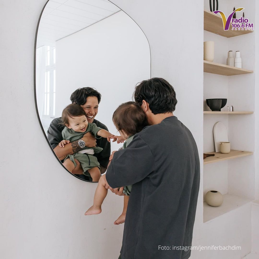 vradiofm's tweet photo. Di tengah-tengah serunya pulang kampung ke Belanda, rupanya Irfan Bachdim dan Jennifer Bachdim sempat mengajak anak-anaknya family photoshoot. Diabadikan oleh seorang fotografer bernama Kim Regelink.

#VRadio #Viral #Update #Trending #Info #JenniferBachdim #Bachdim #IrfanBachdim https://t.co/0Rr97zAyZL