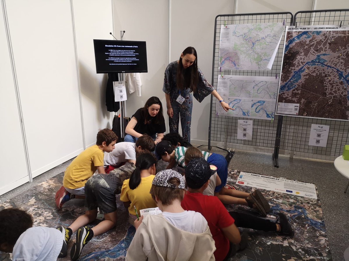 linstitutPR's tweet photo. 1er jour au village forum #Plouf75.
Bienvenue aux écoliers sur notre atelier « Baignade interdite »
📌 Grande carte au sol représentant Paris et la petite couronne inondées.
📌 Atelier carto qui présente les enjeux et les vulnérabilités du territoire
https://t.co/ghG2MBwSMS https://t.co/Cbj33RIcEi
