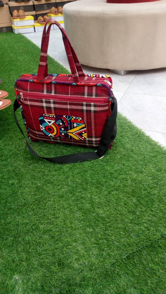 Hadassah255's tweet photo. Haichagui Haibagui,Unaeza bebea Laptop pia. Karibuni Ladies&amp;gents🎀👑#Size Kubwa&amp;Kati, Bei 35000/= na 30000/=# https://t.co/EsONqsNVWP
