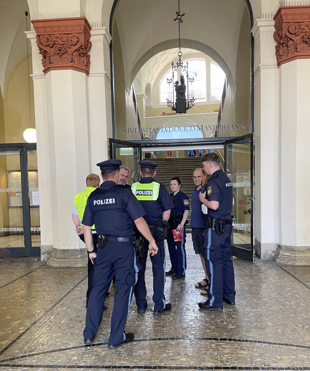 Letzte Generation (@aufstandlastgen) on Twitter photo Polizeieinsatz an der <a href="/LMU_Muenchen/">Universität München</a>. Eine Person hat mit Kreppband Flyer der Letzten Generation aufgehängt. Sie wurde mitgenommen.
Dieses Engagement jetzt bitte auch in Bezug auf andere Staatsgefährdungen zeigen, wie den Klimakollaps, dann können wir Feierabend machen. Polizeieinsatz an der <a href="/LMU_Muenchen/">Universität München</a>. Eine Person hat mit Kreppband Flyer der Letzten Generation aufgehängt. Sie wurde mitgenommen.
Dieses Engagement jetzt bitte auch in Bezug auf andere Staatsgefährdungen zeigen, wie den Klimakollaps, dann können wir Feierabend machen.