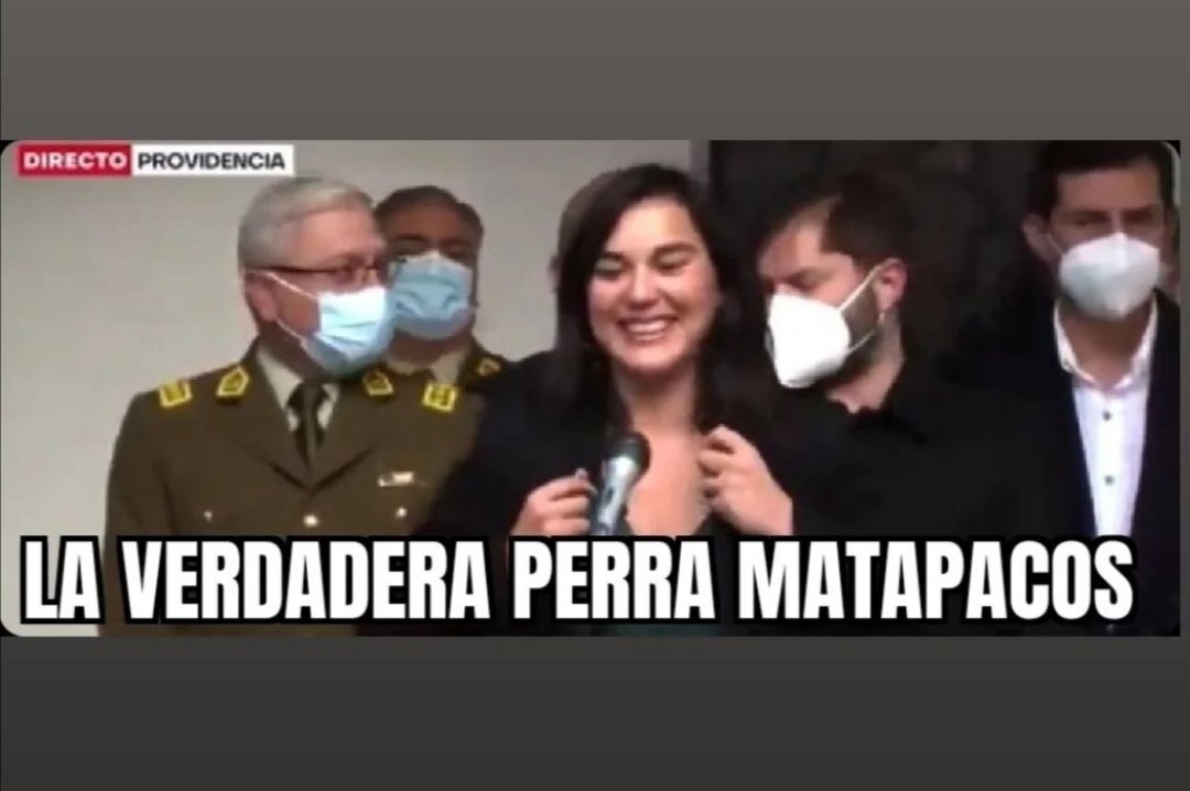 ClaraBella458's tweet photo. No hay otras palabras para referirse a este pedazo de 💩💩... Quien en su sano juicio se burla delante de una familia destrozada 🤬 y frente a un país completo #FueraIzkiaSiches
#ApoyoACarabineros #CarabinerosDeChile https://t.co/Ex9bNGzWgs