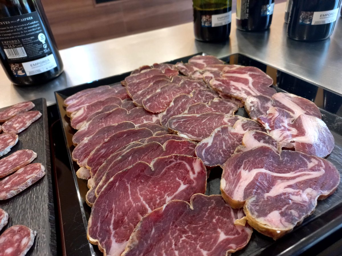 🍷Ahir el gremi de Carnissers de #Girona va celebrar l’activitat “Com assessorar el teu client en l’elecció d’un vi”.

🐷Els vam acompanyar maridant el taller amb embotits del gremi i del segell de #GironaExcellent. 

🙌Com sempre, un plaer.