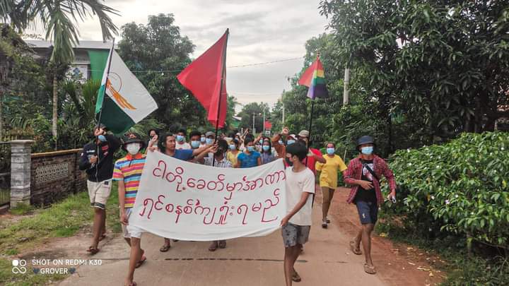 Local students and youths led an anti-coup demonstration in a village of #Launglone township, Dawei District, on the evening of June 14.

#LegalizationOfNUG
#2022June14Coup
#WhatsHappeninglnMyanmar