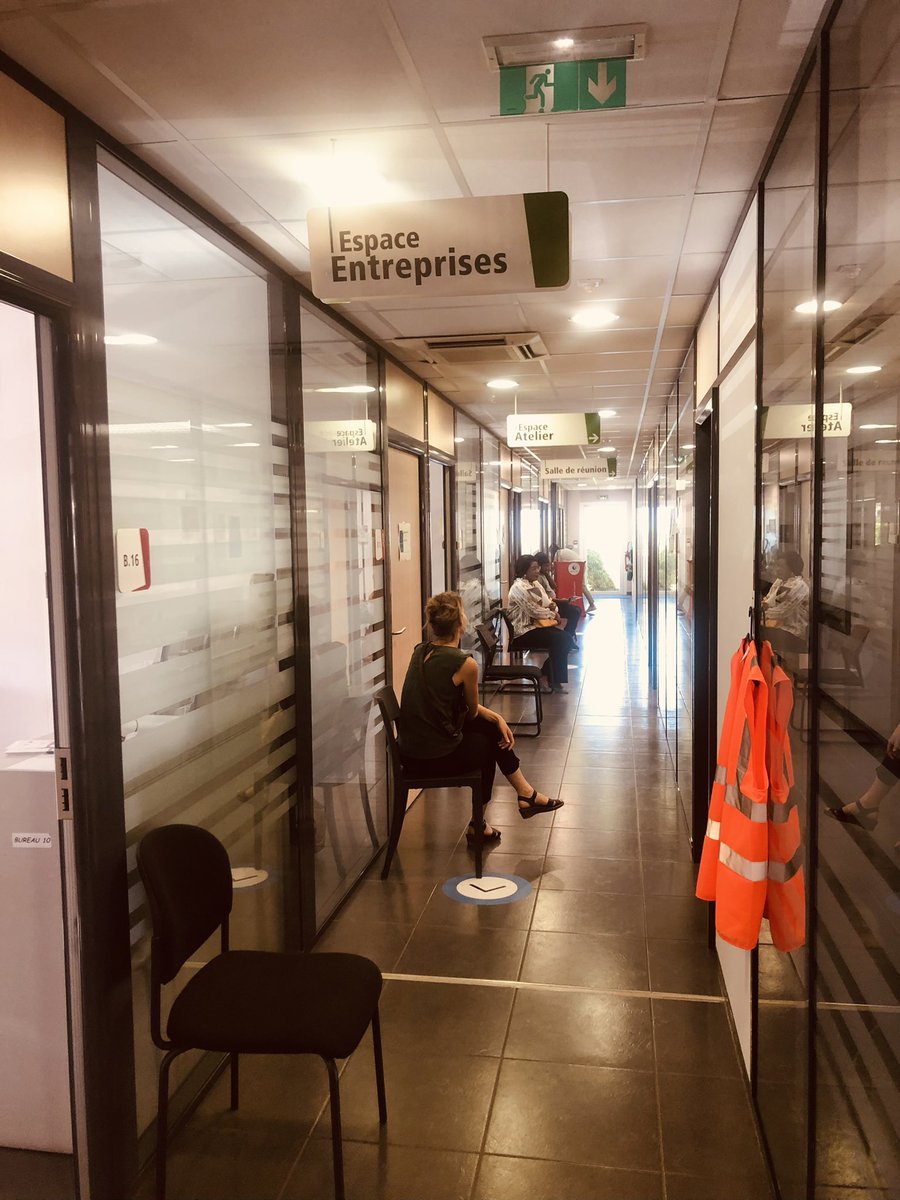 karinemetayer73's tweet photo. Ce matin à @pole_emploi Millau #jobdating avec 14 #entreprises du territoire. Plus de 100 candidats présents. Une réelle satisfaction des participants et des recruteurs. 😃#metiersentension ##recrutement2022 #Aveyron 💪👏👏 https://t.co/PbZIRtrc1X