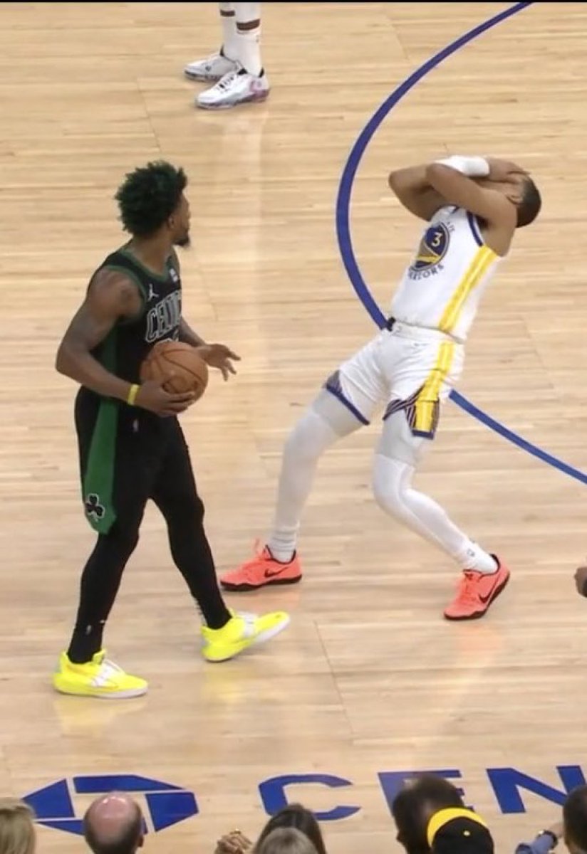 stoolpresidente's tweet image. You should get suspended a game for flopping.