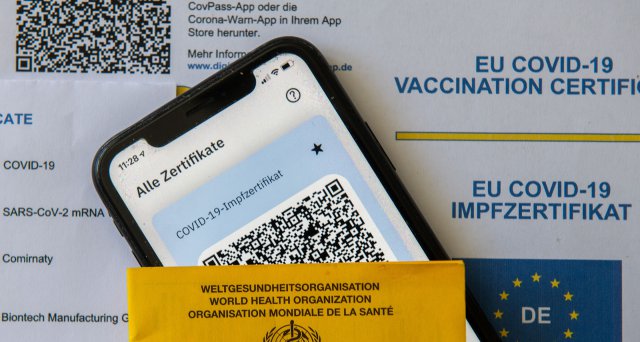 Dt_Aerzteblatt's tweet photo. EU-Coronazertifikate sollen weiter genutzt werden können: Brüssel – Die EU-Regeln zu den digitalen COVID-19-Zertifikaten sollen wegen der anhaltenden Pandemie weiter gültig bleiben. Vertreter des Europaparlaments und der Regierungen der EU-Staaten… https://t.co/DcIGU0z2CY https://t.co/9PNReyFeXo