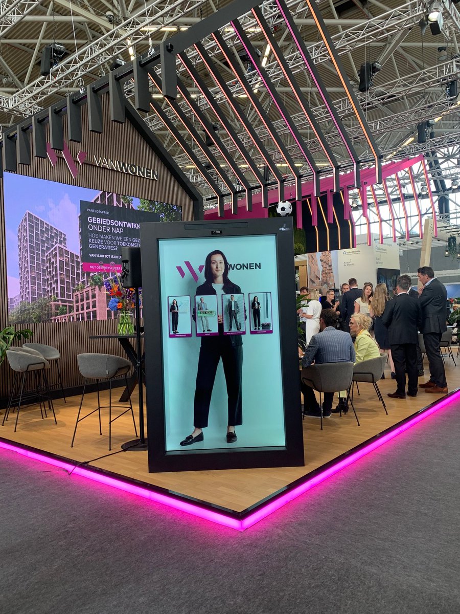 RoosvandeWerk's tweet photo. Vandaag zijn we op de Provada waar onze klant #VanWonen staat met een mooi inhoudelijk programma. 🏡. Wij gaan bij ze langs om na te gaan of alles wat we ontwikkelden voor ze ook goed werkt en uitkomt. 

Wil je dat ook graag in het echt zien? Kom langs https://t.co/Es8V8aV4KE https://t.co/7a0eBtbGrC