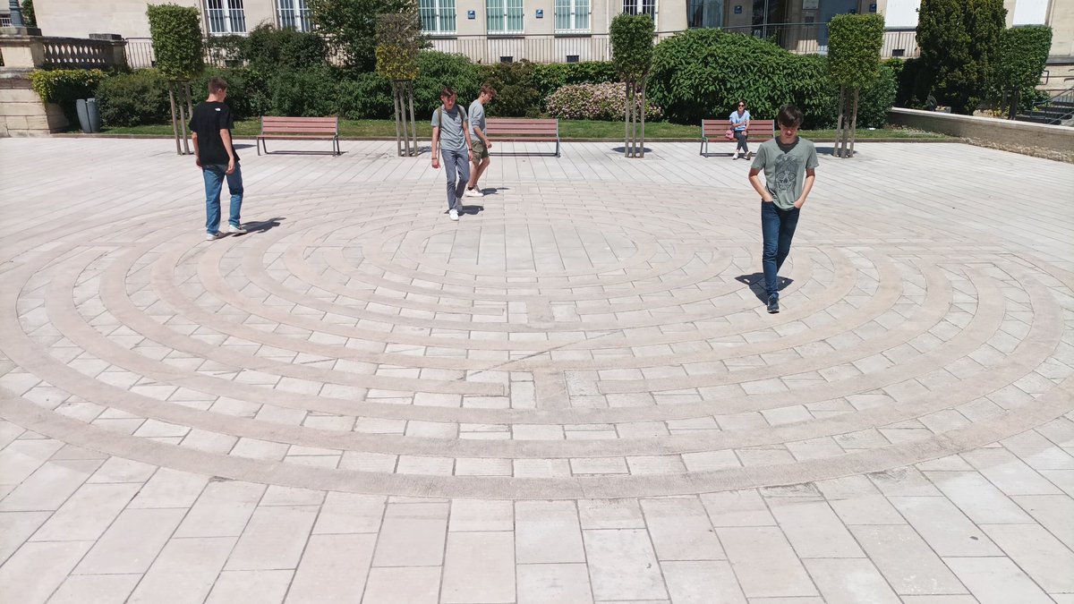 OLonguet's tweet image. il existe des manières de se balader dans #bayeux en s'amusant à résoudre des petits problèmes mathématiques avec #mathcitymap. plusieurs parcours créés par deux professeurs des lycées chartier et Jeanne d'Arc