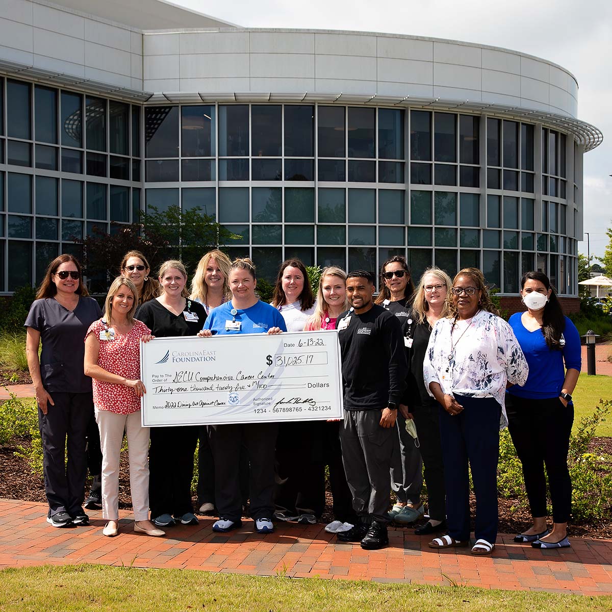 On Monday morning, the CarolinaEast Foundation revealed that the 2022 Dining Out Against Cancer campaign raised more than $31,000 for the SECU Comprehensive Cancer Center! Thank you to all of the restaurants who participated as well as those who dined out every Tuesday in May!