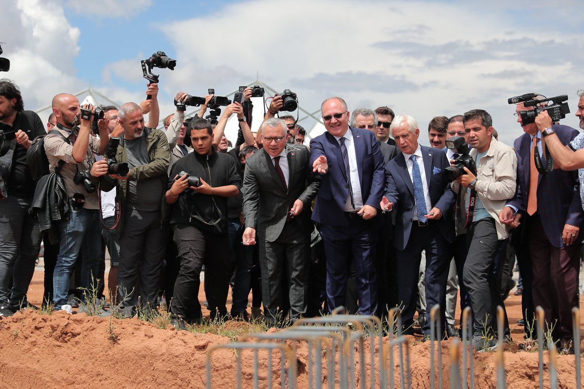 sivasbeltr's tweet photo. 1⃣ Türkiye'nin önde gelen takım tezgâhları üreticilerinden Uzay Makina, Demirağ Organize Sanayi Bölgesi'nde büyük bir yatırımın temellerini attı.

40 bin m² alan üzerinde, 100 milyon ₺ yatırım ile yükselecek olan fabrikada ilk etapta 150 kişi istihdam edilecek. https://t.co/06oT44PlF7