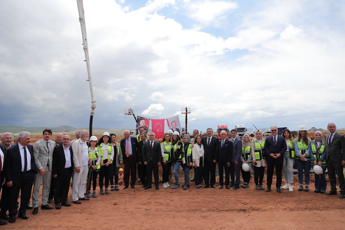 sivasbeltr's tweet photo. 1⃣ Türkiye'nin önde gelen takım tezgâhları üreticilerinden Uzay Makina, Demirağ Organize Sanayi Bölgesi'nde büyük bir yatırımın temellerini attı.

40 bin m² alan üzerinde, 100 milyon ₺ yatırım ile yükselecek olan fabrikada ilk etapta 150 kişi istihdam edilecek. https://t.co/06oT44PlF7