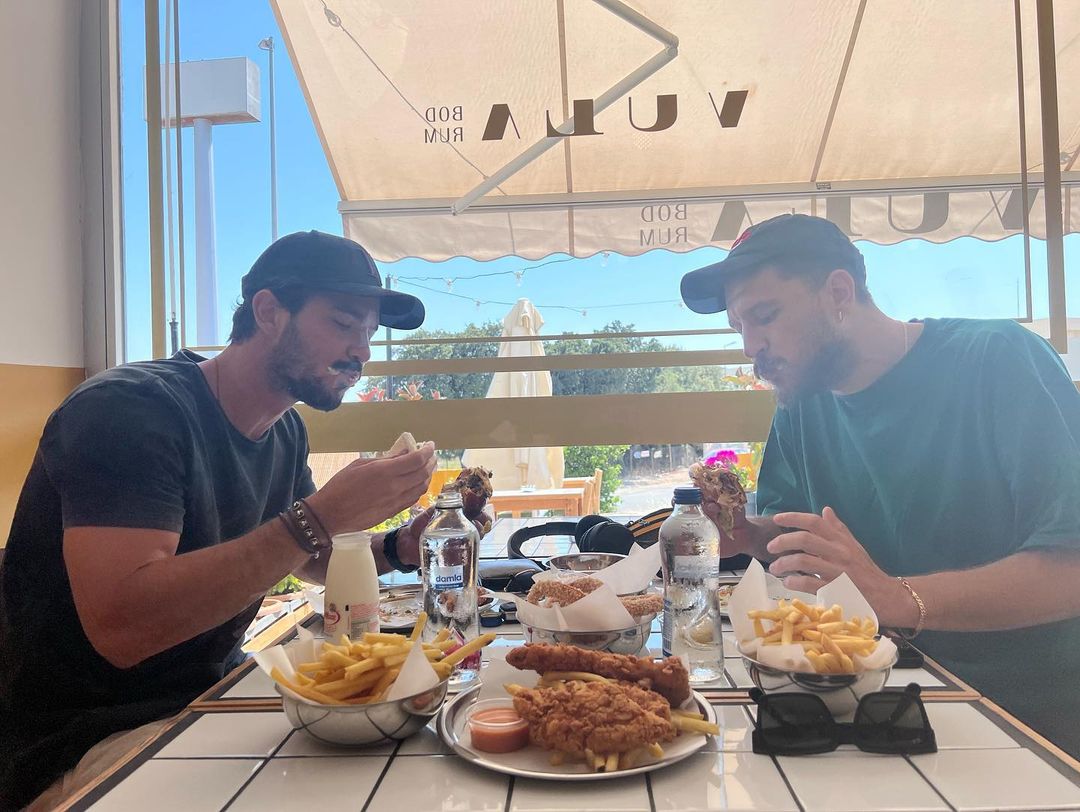 Urazka87fanclub's tweet photo. Açken ben 😂😂😍😍🖤🖤 #urazkaygılaroğlu https://t.co/MwYENUhPCW