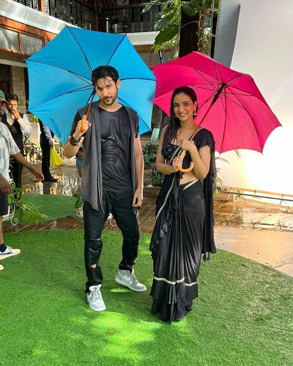 DelhiTimesTweet's tweet photo. .@shivin7 and @jasminbhasin are #twinning in black in these throwback pictures from the sets of their new song #IjazzatHai

#ShivinNarang #Shivin #JasminBhasin #JasmineBhasin #Jasminians #JasLy #Music https://t.co/IRZ1sxa4ib