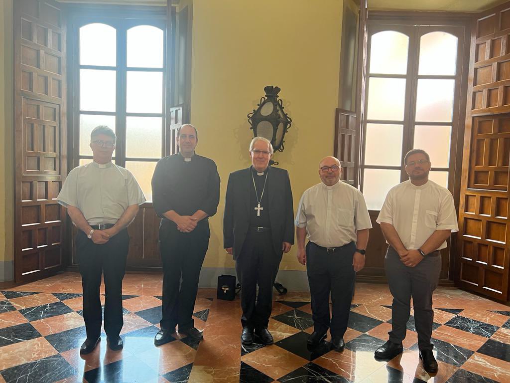 ArzobispoSaiz's tweet photo. Reunión con el Abad y la Junta Directiva de la Universidad de Sres. Curas de la Archidiócesis de Sevilla y Hermandad de san Pedro “Ad Víncula”. Fundada por san Fernando hacia 1250. Unión fraterna, ayuda mutua, culto litúrgico, amor a María, formación y celo pastoral.Duc in altum! https://t.co/0uoputHE5z