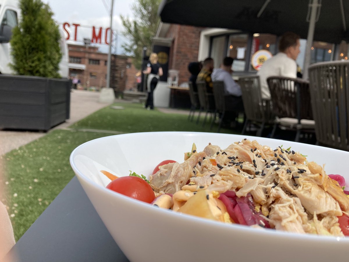 ITomperi's tweet image. Workery+ Teurastamo sijaitsee loistopaikalla Kalasatamassa. Kesäiset lounaat voi nauttia alueen mainioissa ravintoloissa ja sään salliessa terassilla, kuten tänäänkin. #WorkeryPlus #coworking #Teurastamo