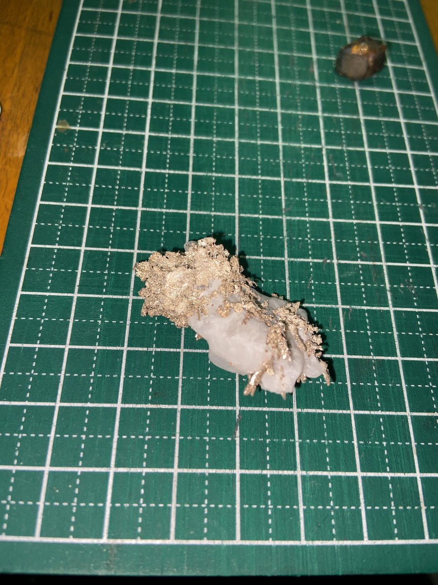 KT_GeologyClub's tweet photo. お久しぶりです。試験や採集等私生活に忙殺されていました。今更ながら、石フリマ春の購入品を引き続きご紹介します。
トパーズ　アメリカ産
自然銀　　モロッコ産
レインボーガーネット　奈良県産
大地の華（@Z8hi2dkh1YoZkmM）様より。 https://t.co/0vSVqrZsWh