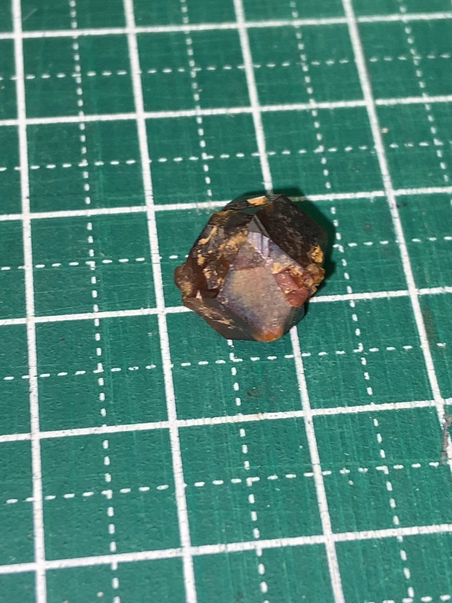 KT_GeologyClub's tweet photo. お久しぶりです。試験や採集等私生活に忙殺されていました。今更ながら、石フリマ春の購入品を引き続きご紹介します。
トパーズ　アメリカ産
自然銀　　モロッコ産
レインボーガーネット　奈良県産
大地の華（@Z8hi2dkh1YoZkmM）様より。 https://t.co/0vSVqrZsWh