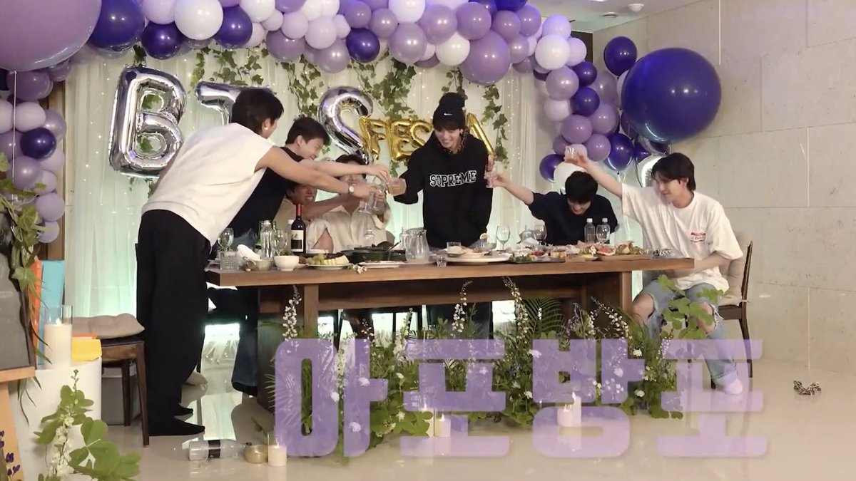 btsuniversebr's tweet photo. 아포방포
ARMY Forever, Bangtan Forever 💜

Sempre vamos apoiá-los e amá-los. Estaremos aqui esperando por vocês sempre! https://t.co/hztaGQrPMc