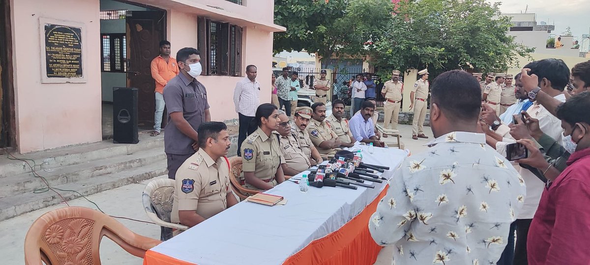 MalkajgiriCop's tweet photo. As per the instructions of #CP_Rachakonda Sri. #Mahesh_Bhagwat_IPS under the supervision of @DcpMalkajgiri, #CommunityContactProgram conducted at NTR Nagar, Mallapur of @Nacharamps limits.#Seized (27) Two-wheelers, (01) Tata Ace, (01) Auto.@TelanganaDGP @TelanganaCOPs https://t.co/ariA4LksBI
