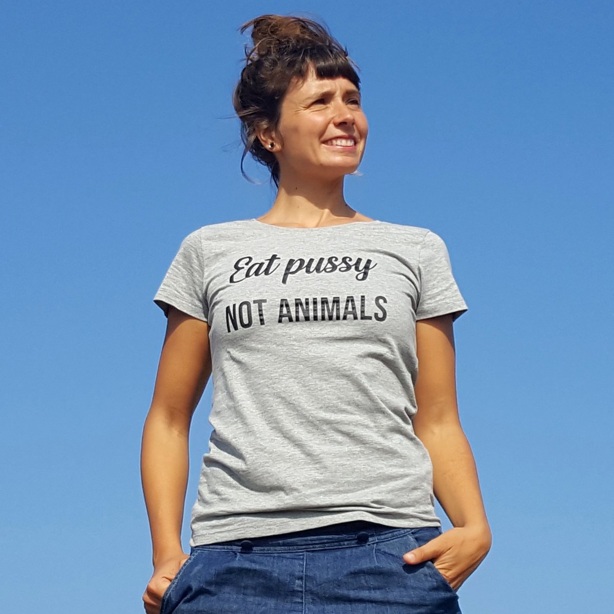 🍑Ni #patriarcado ni #especismo, disfruta la vida y deja que los animales disfruten de la suya.
El #veganismo es respeto.

Camiseta 100% #algodónorgánico

#feminismo #antiespecismo #goVegan 

👕latiendacomprometida.com/veganismo-y-an…