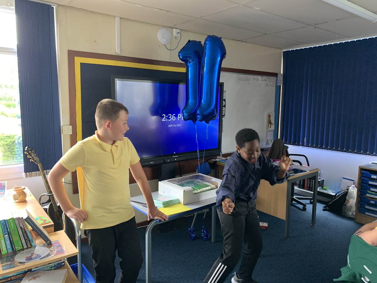 MrBeaumont1997's tweet photo. Very special day today in Class 9!

Two birthdays to celebrate with Dumo and Tommy both turning 11 🎂 

Very special thanks to Dumo’s mum for bringing in the cake and balloons!

Happy birthday lads 🎉 https://t.co/bc6uyee8pm