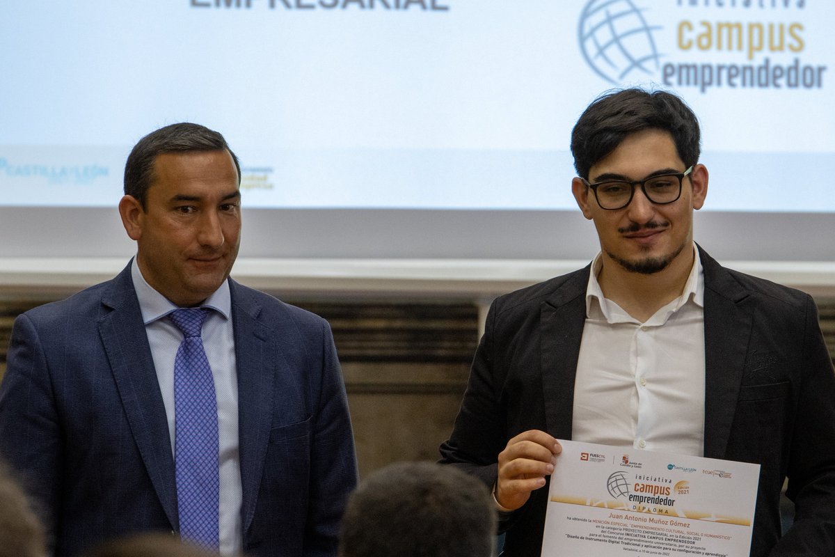 Queremos mandar la enhorabuena a Juan Antonio Muñoz Gómez por ganar el premio especial ‘Emprendimiento cultural, social y humanístico’ por la realización del proyecto ‘Diseño de instrumento digital tradicional y correspondiente aplicación para configuración y aprendizaje’!!