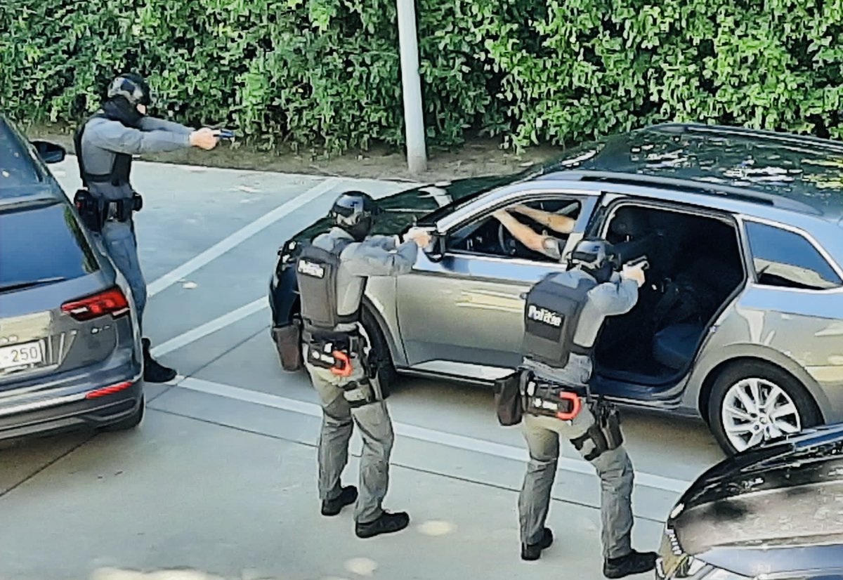 pzvlas's tweet photo. 🚨#PZVLAS heeft eigen 'bijzonder bijstandsteam'. Het Tactisch Respons team (TARES) staat de klok rond in voor het uitvoeren van moeilijke, risicovolle, zowel geplande als onvoorziene politietussenkomsten in #Kortrijk, #Kuurne en #Lendelede.
👉Meer info: https://t.co/Bog6Rhi0cl https://t.co/PkSmGQvwdW