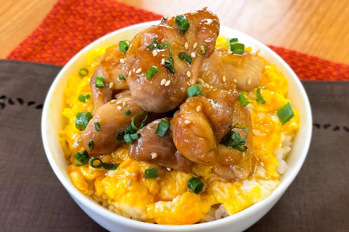 卵がふわっふわ！食べる手が止まらない、てりたまチキン丼