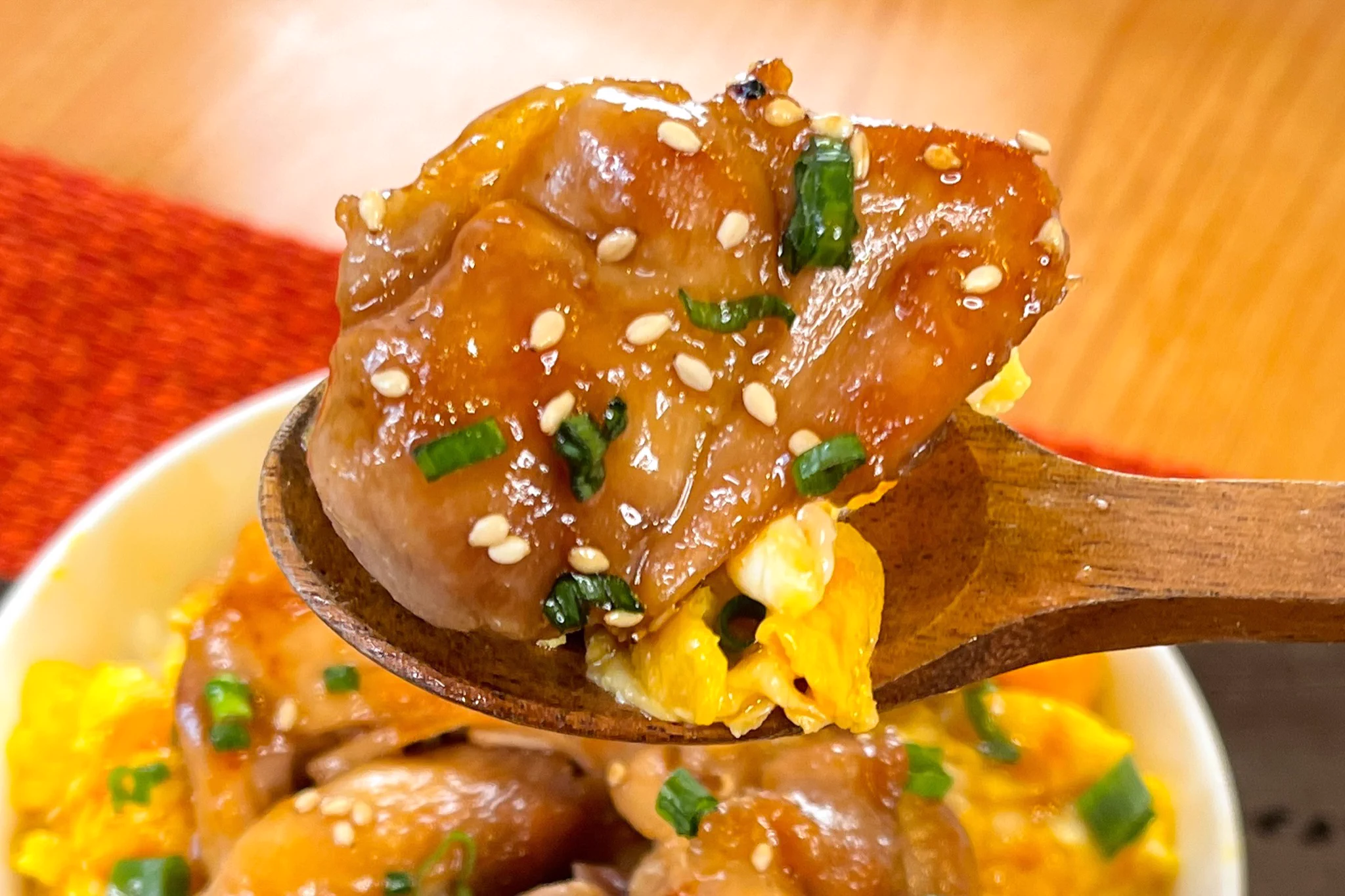 卵がふわっふわ！食べる手が止まらない、てりたまチキン丼