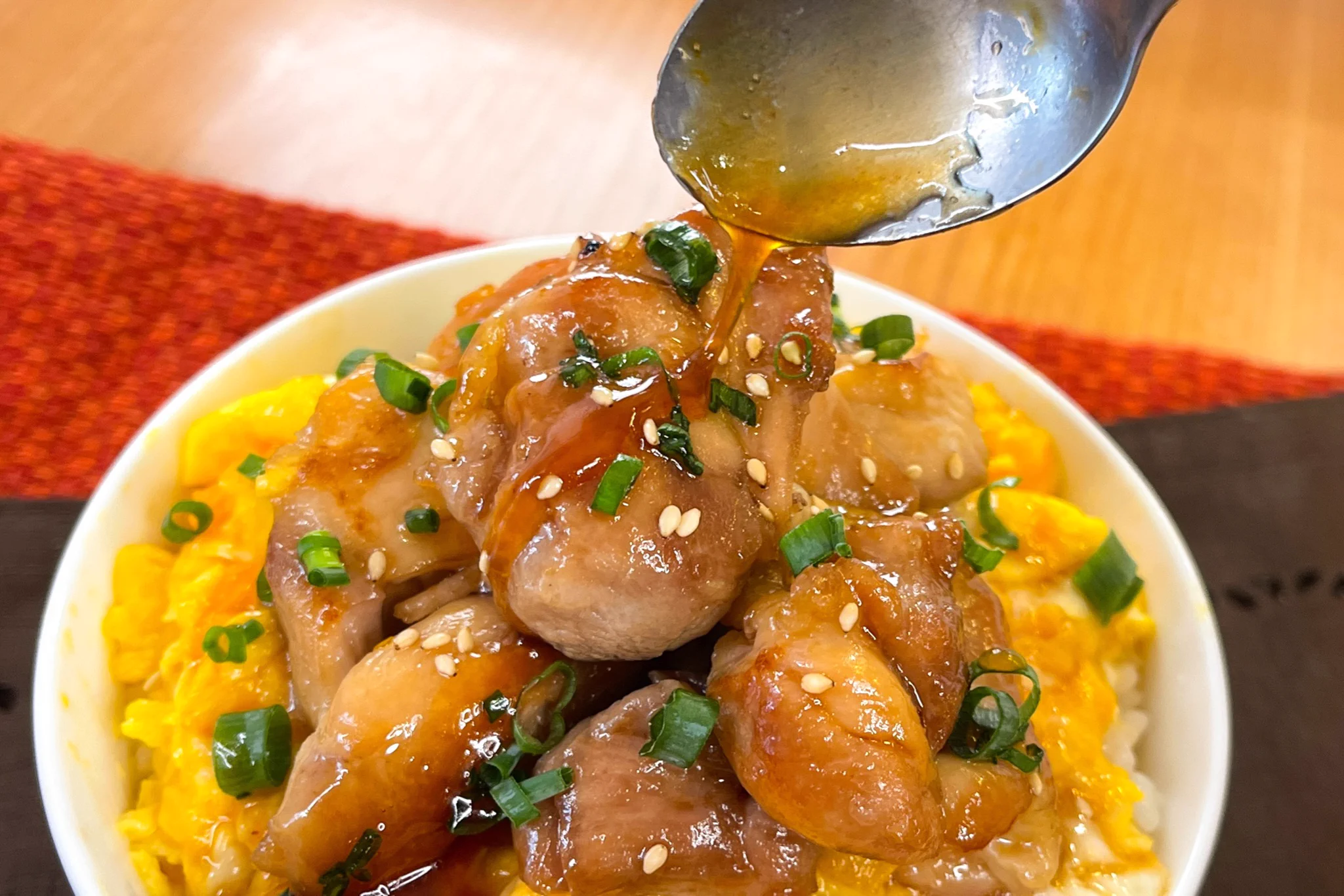 卵がふわっふわ！食べる手が止まらない、てりたまチキン丼