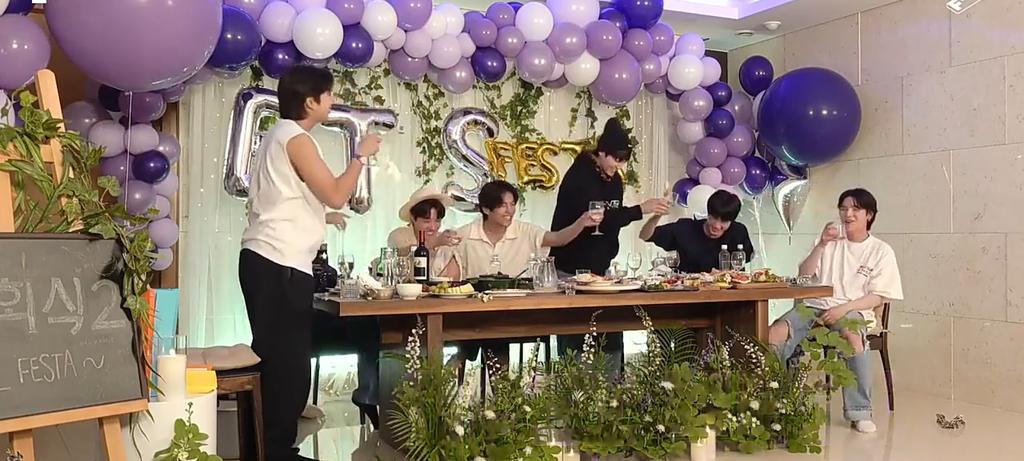 BTS_news18's tweet photo. Durante o vídeo do 'FESTA 2022', o BTS anunciou q vai entrar oficialmente em hiatus por tempo indeterminado. Os membros vão trabalhar agora em suas carreiras solo e irão lançar álbuns ao invés de mixtapes. O primeiro será o J-Hope. O grupo prometeu aos fãs q vão retornar em breve https://t.co/20WH9LNL88