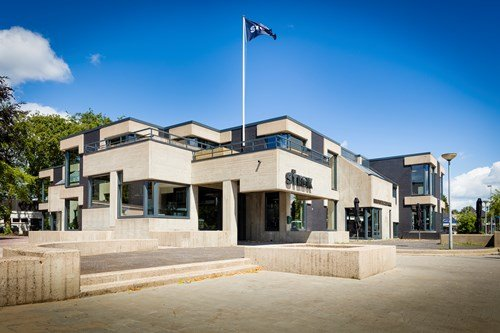 okoning's tweet photo. @MartjanKuit Okay, nog eentje dan. De voormalige bibliotheek, een monument in beton uit 1976 van architect Wim Davidse. Inmiddels omgetoverd tot innovatiecentrum De Steck #structuralisme https://t.co/tiYkRV6EGL