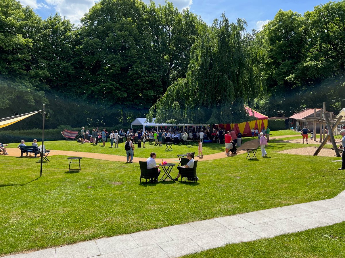 stelacon's tweet photo. Am Sonntag durften wir bei toller Atmosphäre das Sommerfest von „Hände für Kinder e.V.“ auf dem Kupferhof in Hamburg genießen.
Gern unterstützen wir diesen Verein regelmäßig bei seiner wichtigen Arbeit, Kindern und Jugendlichen mit Behinderung ein Kurzzeit-Zuhause zu ermöglichen. https://t.co/tYrqyQJXZ4