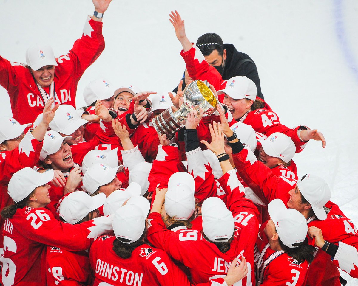 UNCanada's tweet photo. It's been a Golden Year for the Women's @HockeyCanada program

🥇 Beijing Olympic Gold
🥇 World Championship Gold
🥇 U18 World Championship Gold

An incredible 365 days for women's hockey here up north 🇨🇦 https://t.co/E7zIBqApFg