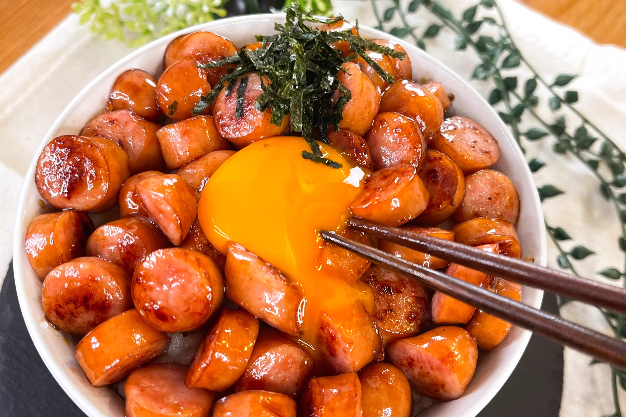 一面に広がるソーセージ！悪魔のてりたまソーセージ丼。