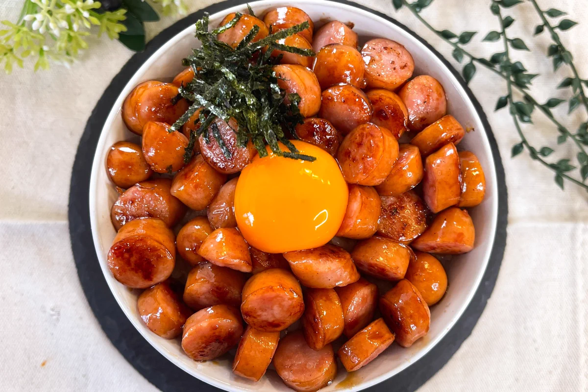 一面に広がるソーセージ！悪魔のてりたまソーセージ丼。