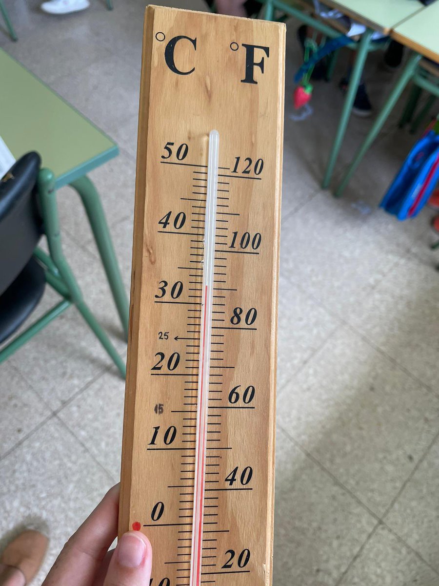 luciasb80's tweet photo. Clase del cole Pérez Abadía de #Espinardo
Es una vergüenza, la instalación eléctrica es tan vieja que no se pueden poner aires acondicionados. 
Ojalá los presupuestos participativos del @AytoMurcia nos permita la mejora, pero esto es un problema que debería resolver @Educarm https://t.co/kpLFOZkHN0