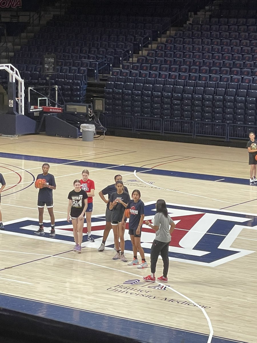 I had so much fun at U of A’s camp last weekend! Thank you <a href="/AdiaBarnes/">ADIA BARNES COPPA</a> @UofAcoachD <a href="/egrant14/">Erin Grant</a> and to all the players for hosting such a fun camp! The coaches and players could not have been more gracious! <a href="/P_MAGLOIRE/">Magloire</a> <a href="/mikemillsnc/">Mike Mills WBB College Recruiting</a> <a href="/Processbball/">Process_basketball</a> <a href="/JUSTCHILLY/">Just Chilly</a>