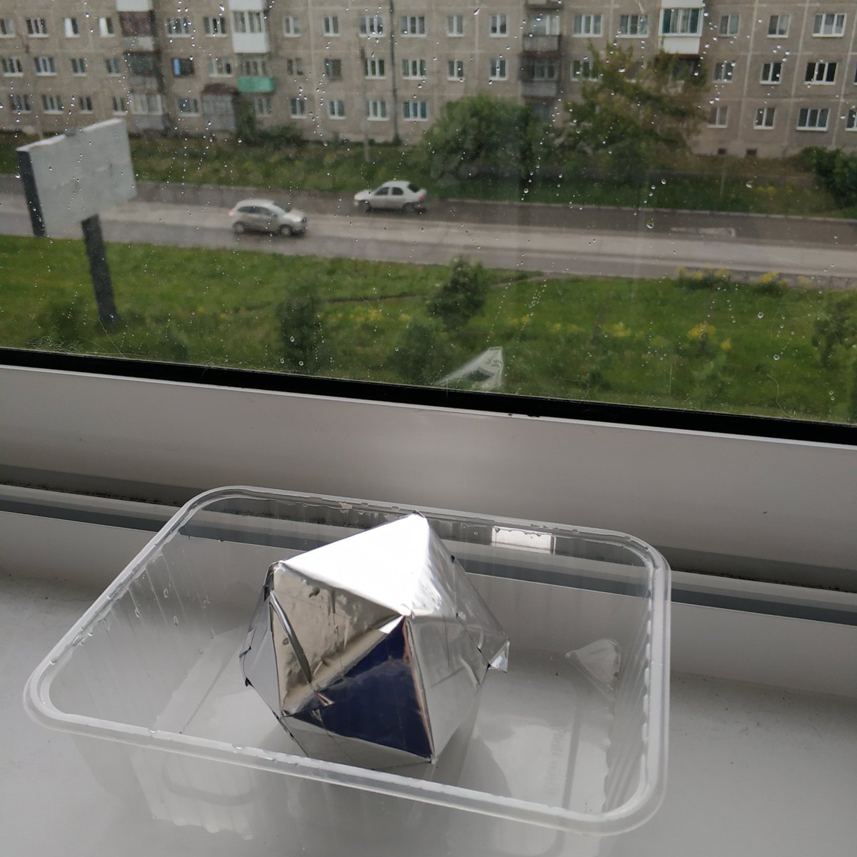 MagaMetamorph's tweet photo. Dice 20 &amp; 8 из гипса... Я криворукое. Теперь сушить на недельку под солнцем и только потом покрыв��ть краской. https://t.co/1vkDxkHOC1