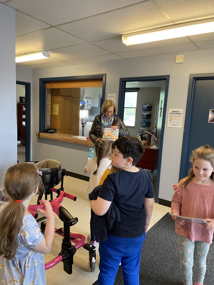 Thank you to our senior readers for our books. Lots of kindergarteners are going to be reading this evening!🥰🙏⁦<a href="/SFOAschool/">St.Francis of Assisi School</a>⁩
