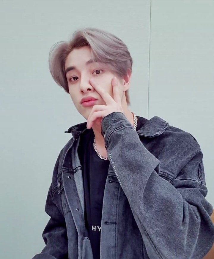 selamat malam semuanya. sudah cukup lama sejak terakhir kali menyapa linimasa. ada gosip terbaru apa nih? sudah ada kabar comeback belum? yang mau comeback angkat tangannya. ☝️