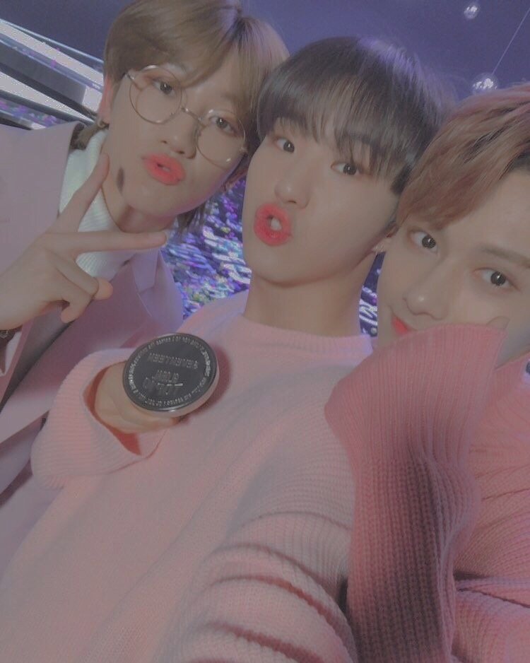 HAPPY BIRTHDAY, HOSHI 🐯

#호시_생일초에_불붙여라_아주뜨겁게
#HorangiPowerHoshiDay