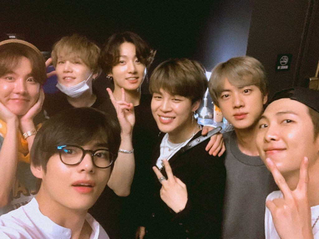 ChimchiminnieG's tweet photo. Dear BTS

I'm crawling from the dead just to be honest that I'm crying in ugly tears, I'll always support you as @BTS_twt  &amp;  on your individual plans. Thank you for your trust and honesty. #아포방포 

Love, 
Not only your fan but also Your ARMY💜 https://t.co/CSGvhnDqxd